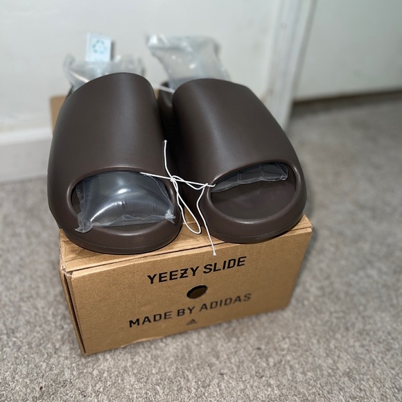 Adidas Yeezy Slides - Picture 1 of 7